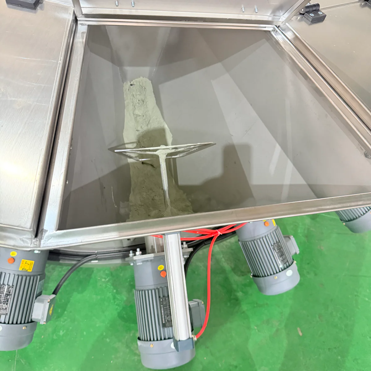 Anti bridging agitator inside a hopper