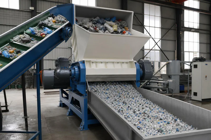 Plastic crusher running with material feeding and crushed output