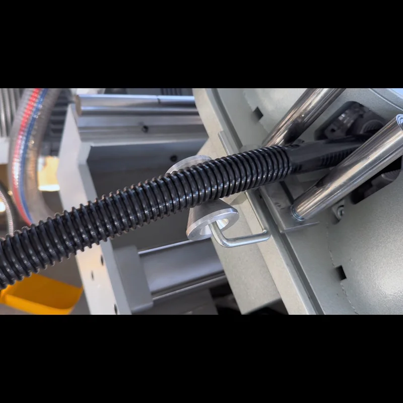 Plastic extrusion machine for manufacturing plastic pipes and profiles in a showroom setting