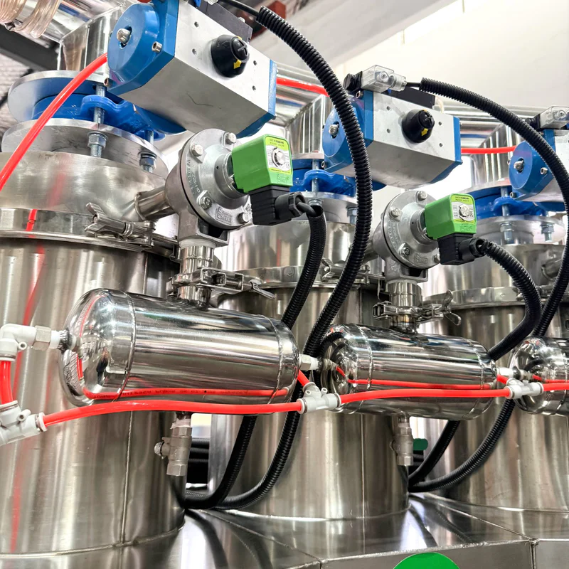 Dust collection points at feeding and discharge stations