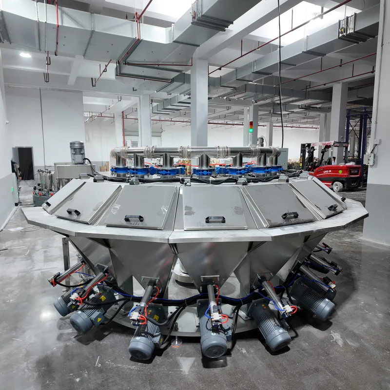 Powder hopper and screw feeder with anti bridging design