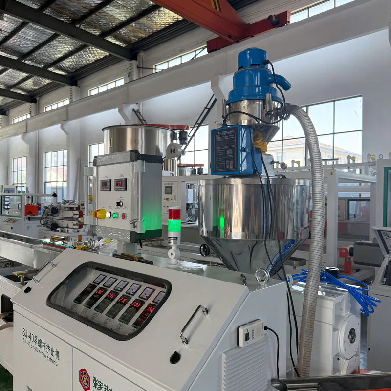 Plastic extrusion machine with feeding hopper for pipe and profile manufacturing