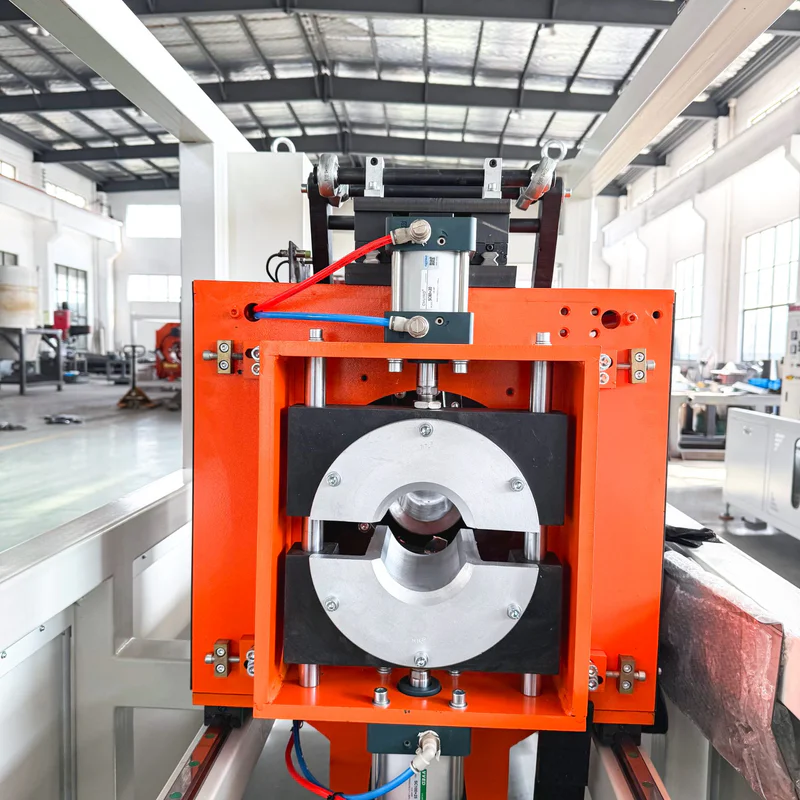 Plastic extrusion machine for manufacturing plastic pipes and profiles in a showroom setting