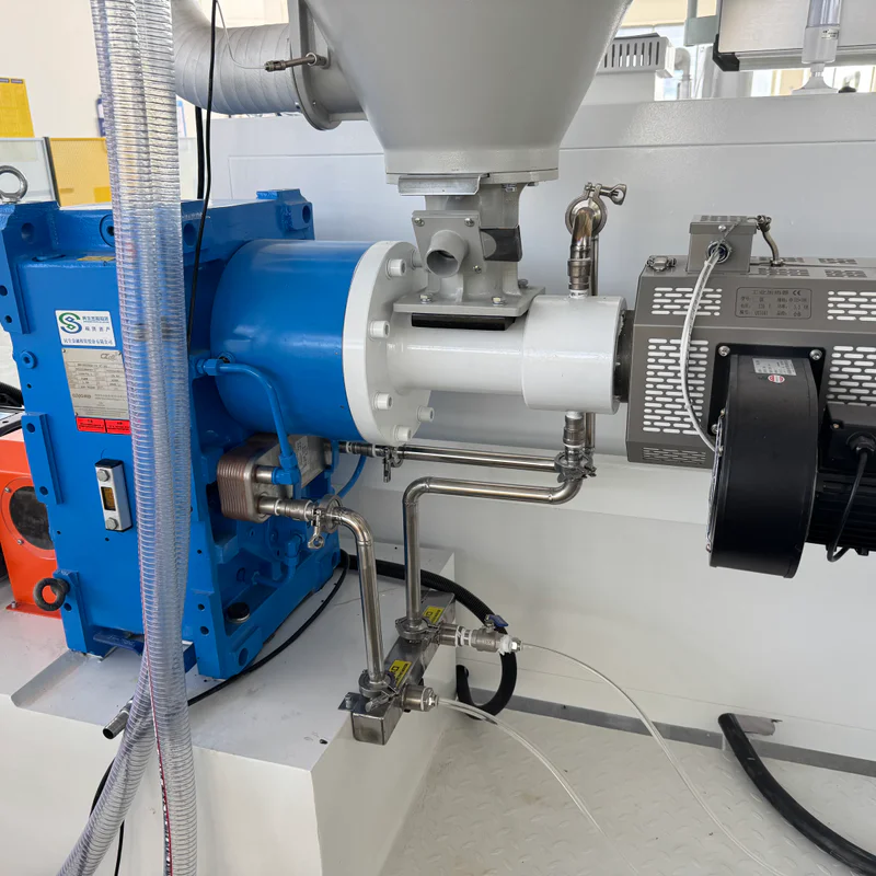 Plastic extrusion machine for pipe and profile manufacturing in a showroom