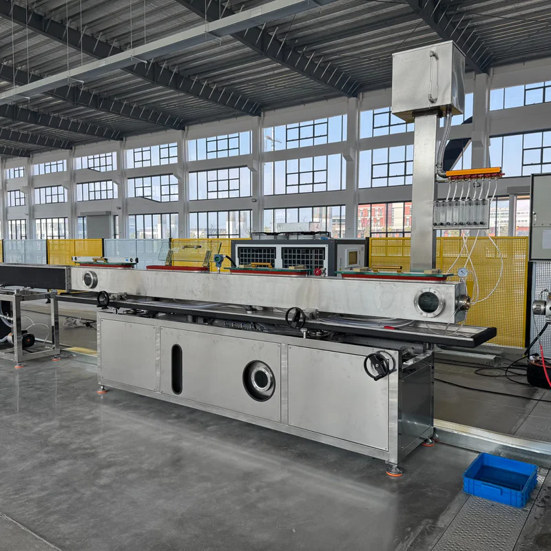 Plastic extrusion machine for manufacturing plastic pipes and profiles in a showroom setting