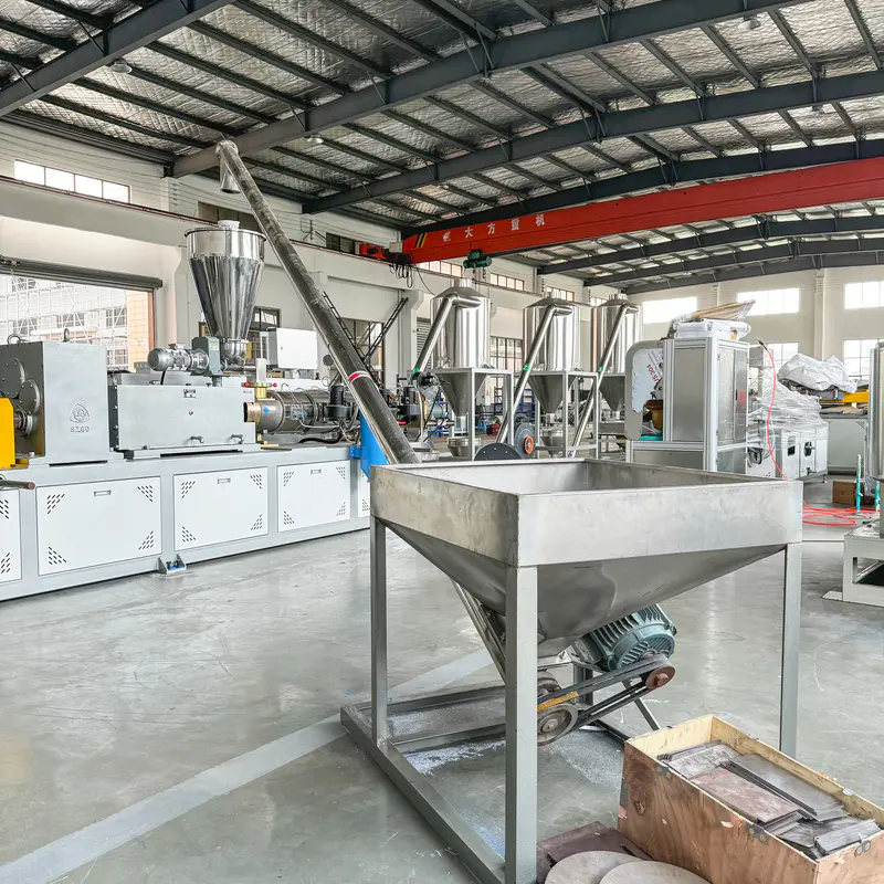 Plastic extrusion machine for manufacturing plastic pipes and profiles in a production setting