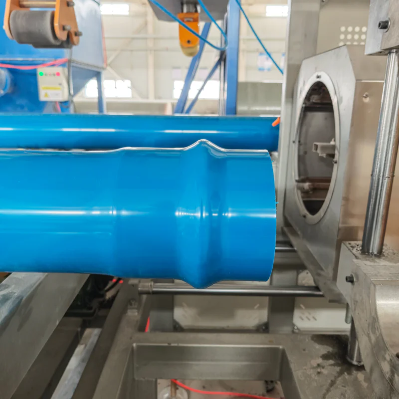 Plastic extrusion machine for manufacturing plastic pipes and profiles in a showroom setting