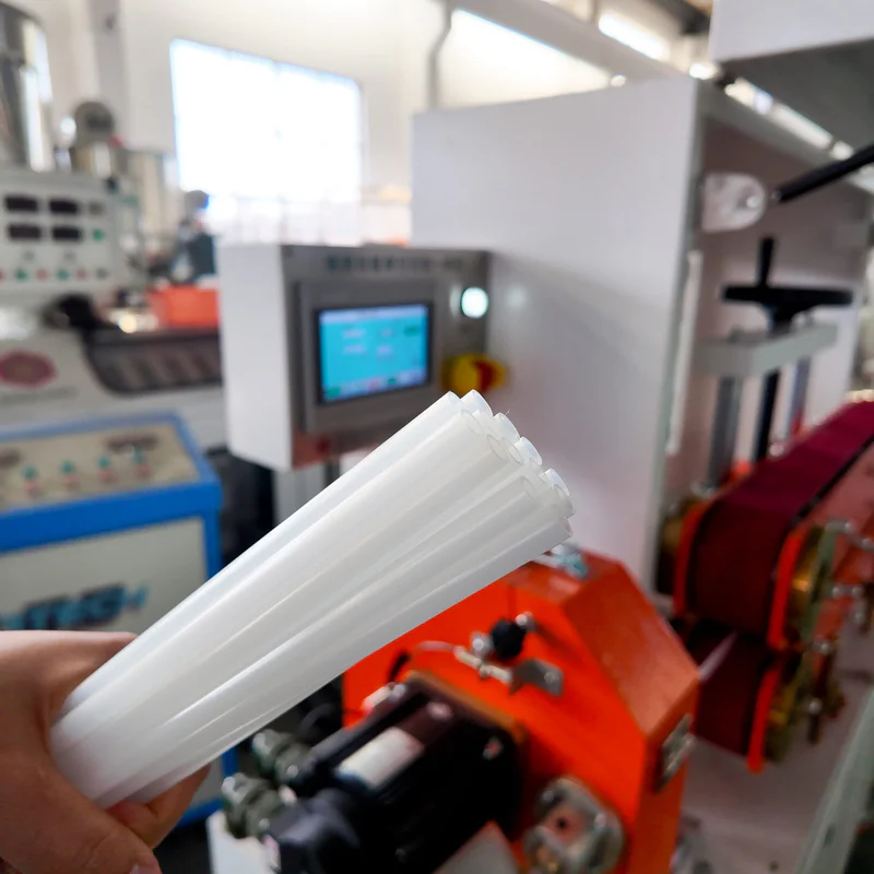 Plastic extrusion machine for manufacturing plastic pipes and profiles in a factory setting