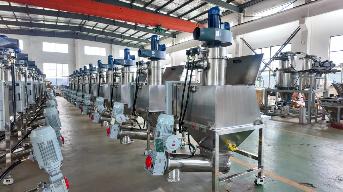 dust-free feeding station used in a plastic extrusion line