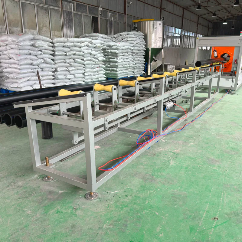 Plastic extrusion machine for manufacturing plastic pipes and profiles in a showroom setting