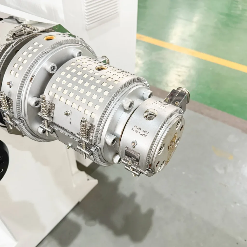 Plastic extrusion machine for manufacturing plastic pipes and profiles in a showroom setting