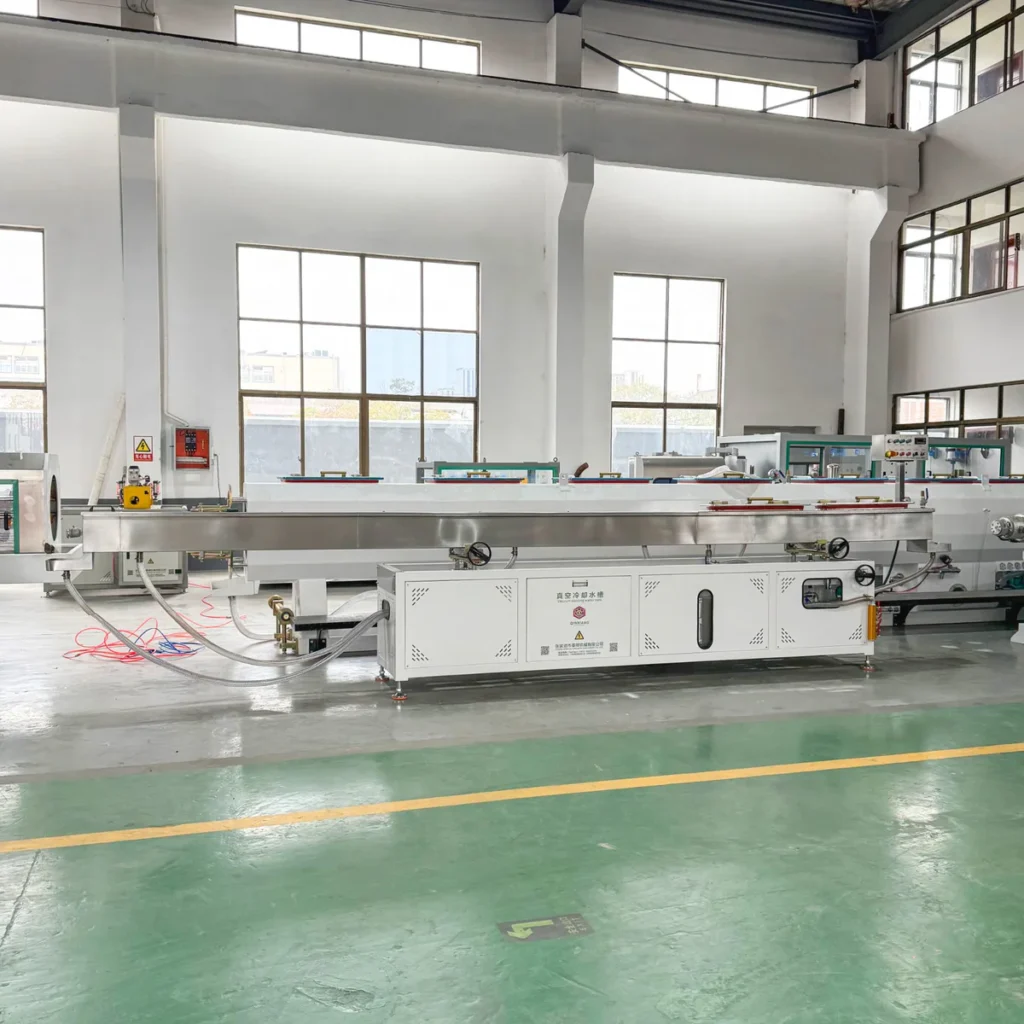 Plastic extrusion machine for manufacturing plastic pipes and profiles in a showroom setting