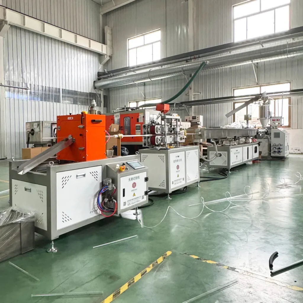 Plastic extrusion machine for manufacturing plastic pipes and profiles in a showroom setting