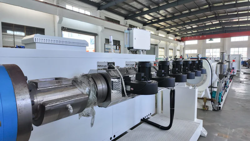 Plastic extrusion machine for manufacturing plastic pipes and profiles in a factory setting