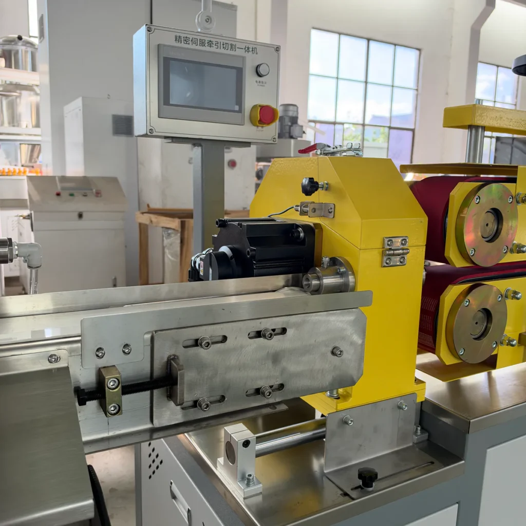 Belt haul off machine with flying knife cutter for nylon tube in plastic extrusion line