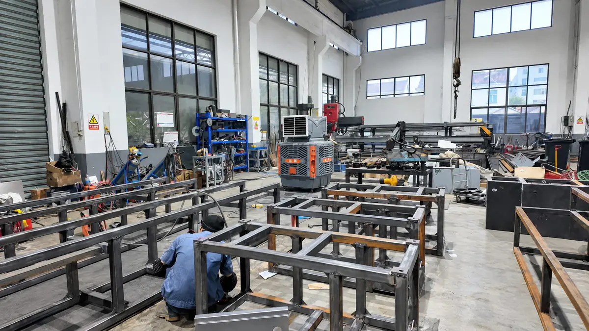 Foam board and thick board extrusion die in the die workshop