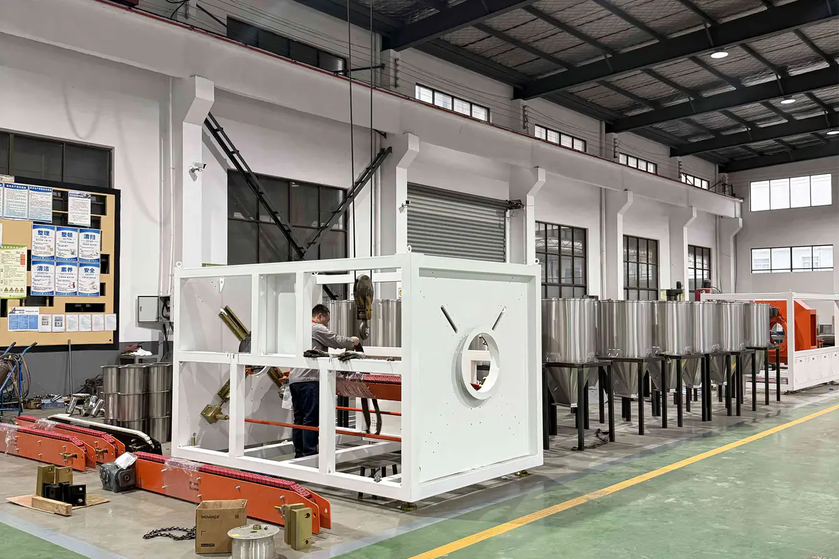 Cross cutting, conveying and board stacking at the end of the line