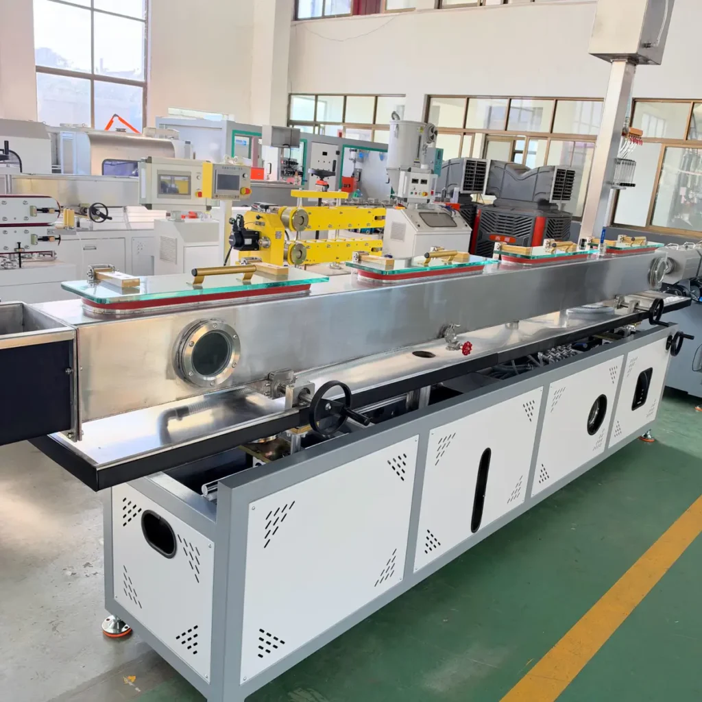 Plastic pipe vacuum sizing tank with water cooling system for extrusion line